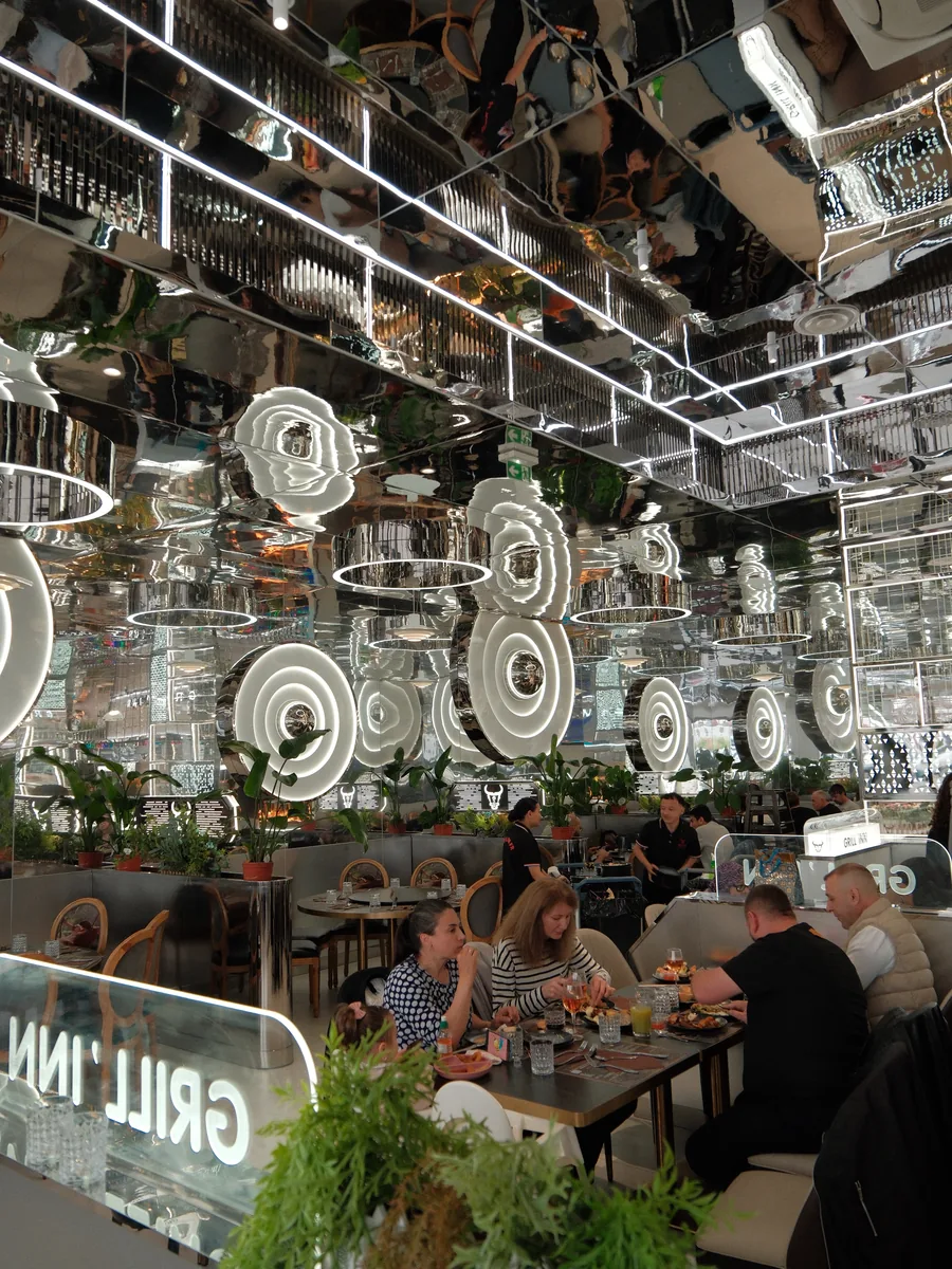 Les miroirs et luminaires de la salle
