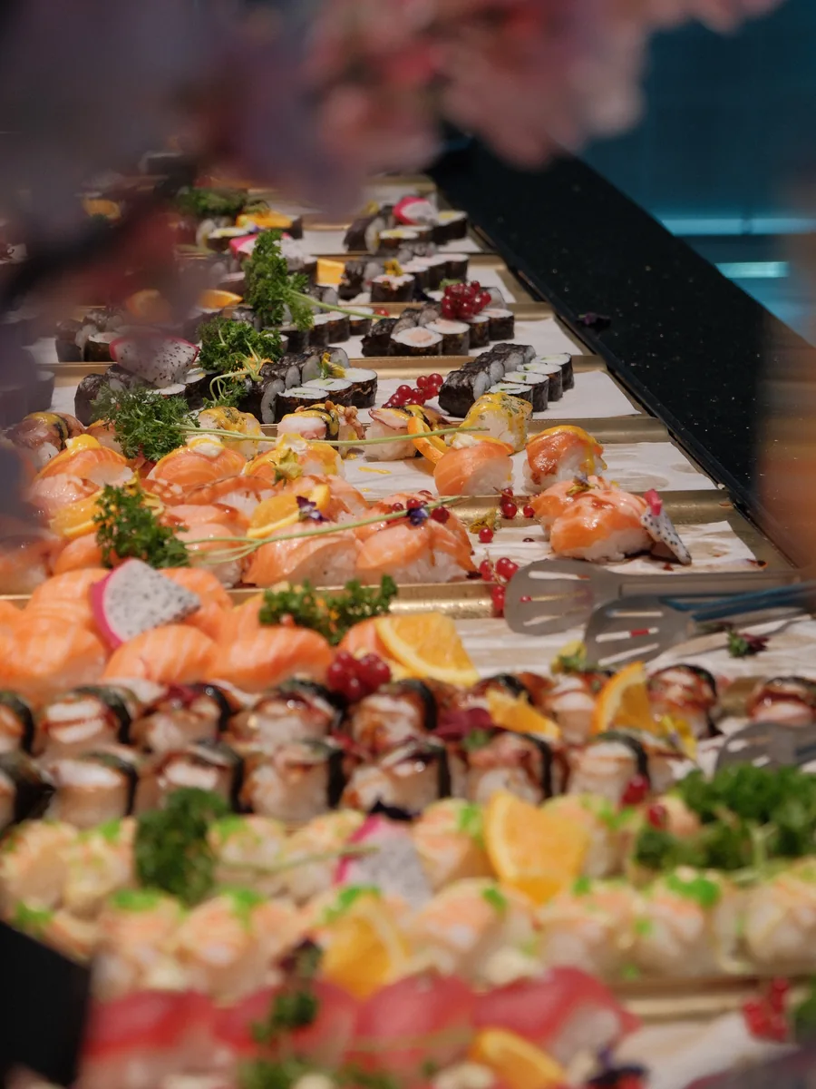 Assortiment coloré de sushis