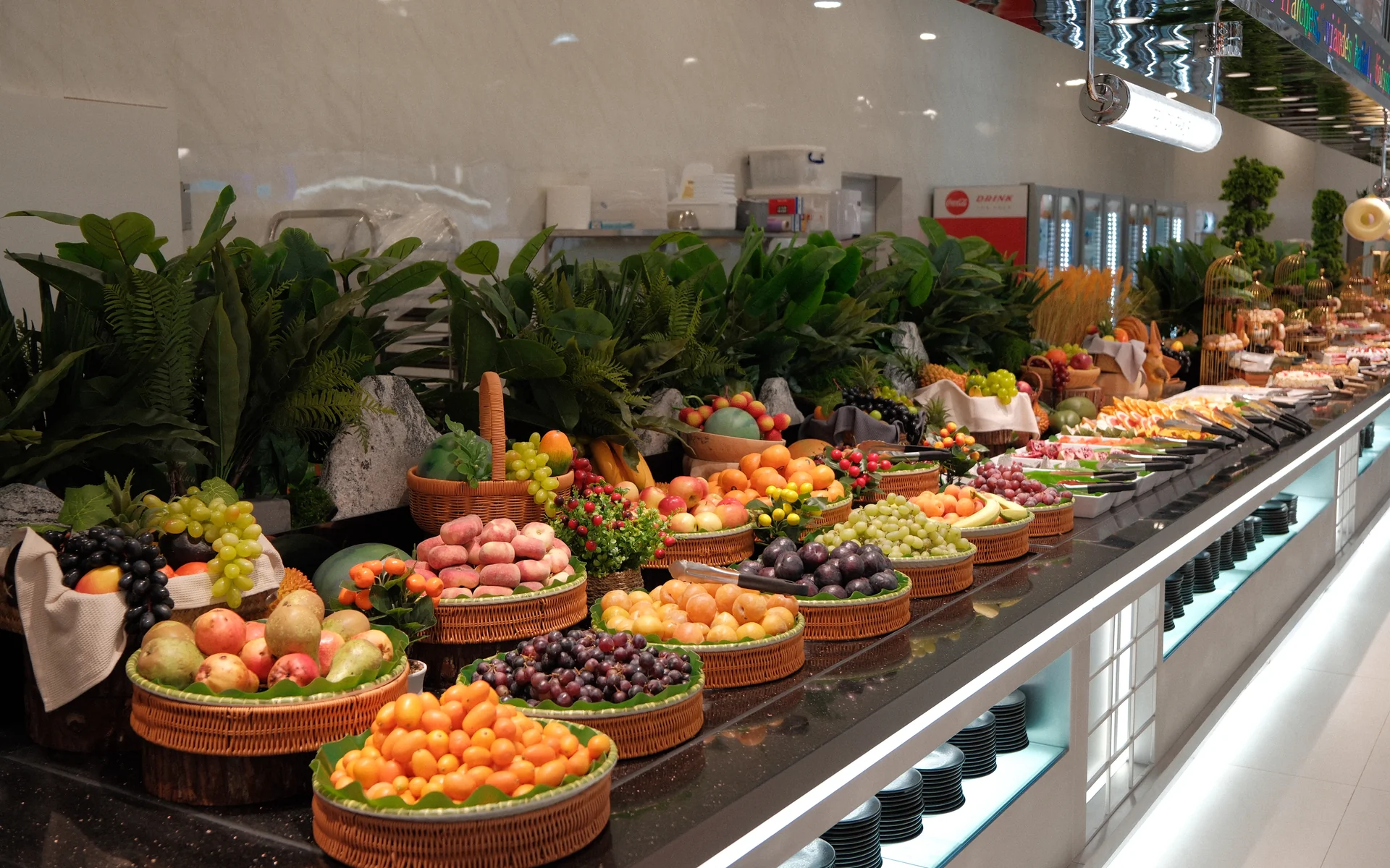 Un grand buffet de fruits frais et colorés
